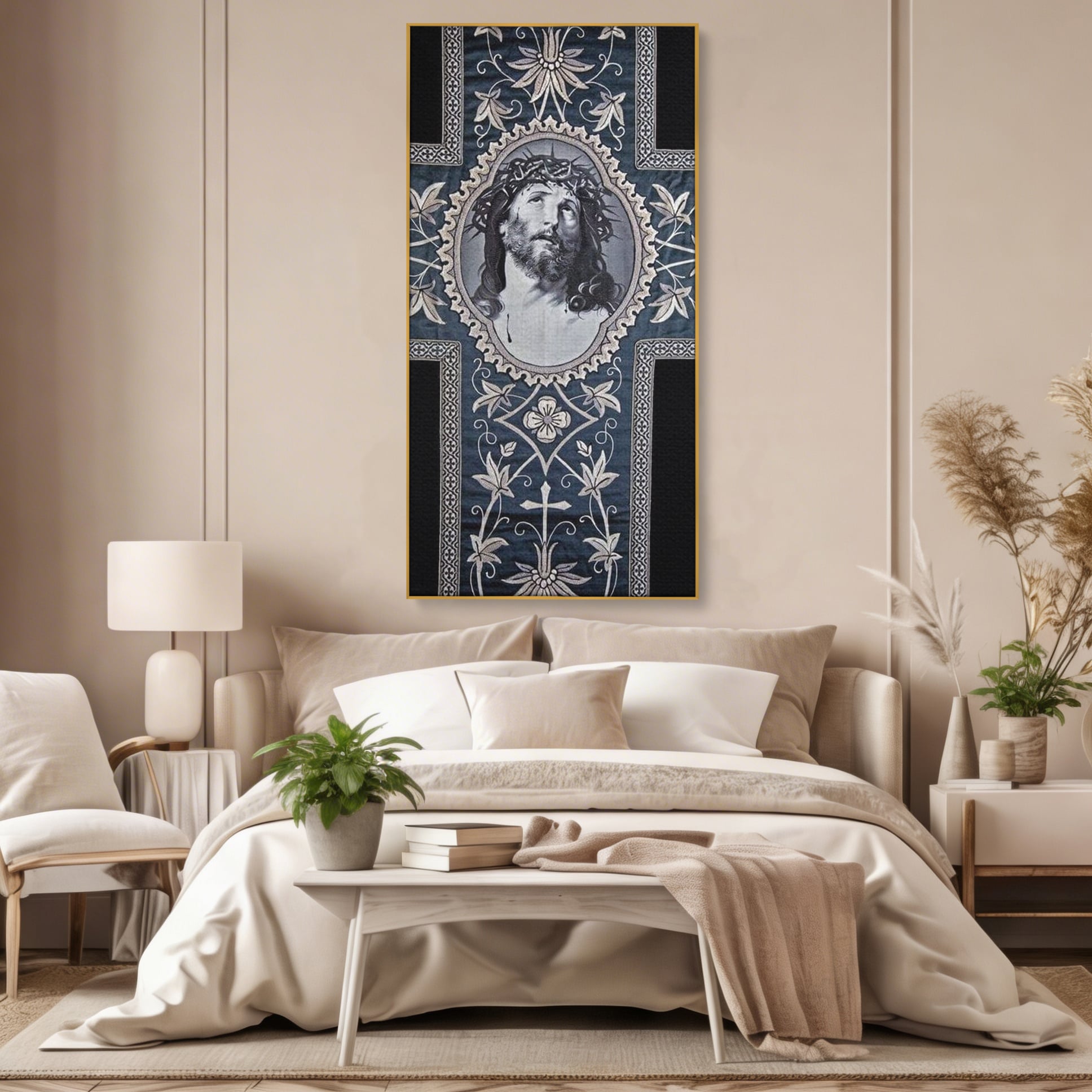 Tablou canvas cu tablou canvas cu chipul mantuitorului pe cruce, in rama de aluminiu auriu, pe perete intr-un dormitor